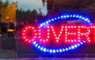 Extinction des publicités lumineuses en cas de forte tension du système électrique