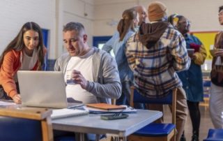 Bénévoles : comment fonctionne l’abandon de frais au profit de l’association ?