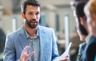 Quand un directeur commercial peut-il être considéré comme un dirigeant de fait ?